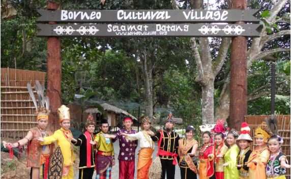馬來西亞婆羅洲文化村半日遊（含克里亞斯河遊船）線上訂票 $1210 - 愛票網