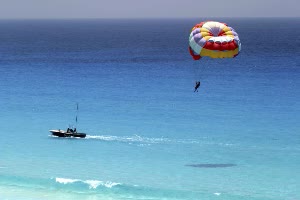 日本沖繩 慶良間群島半日遊浮潛、餵魚體驗（可選水上活動、海上拖曳傘、探索神秘海龜套餐） $1684 